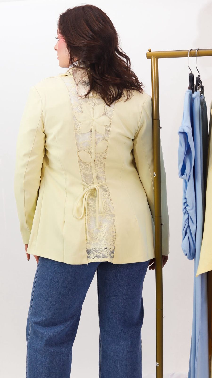 Blazer amarillo con detalles en la espalda