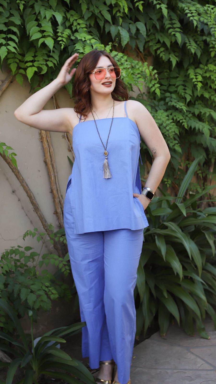 conjunto con costados abiertos, color azul