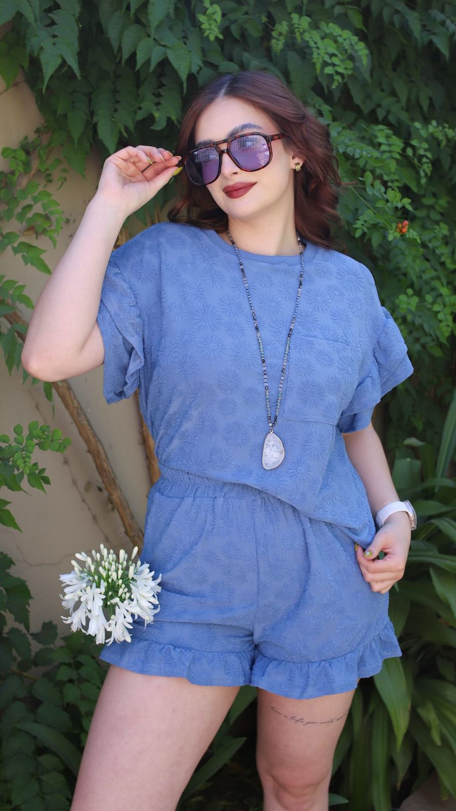 conjunto azul con diseno de flores
