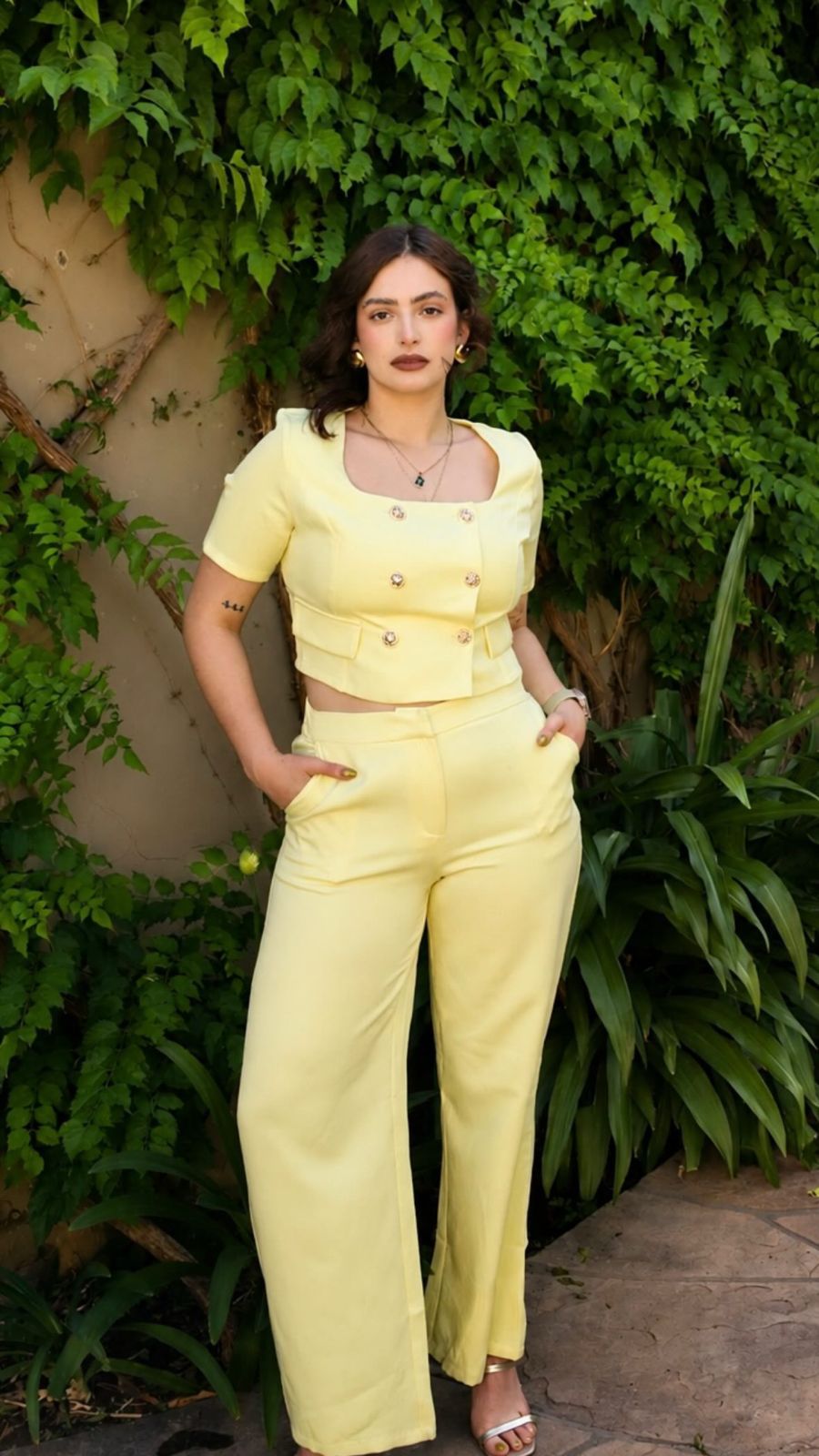 conjunto amarillo con detalles dorados