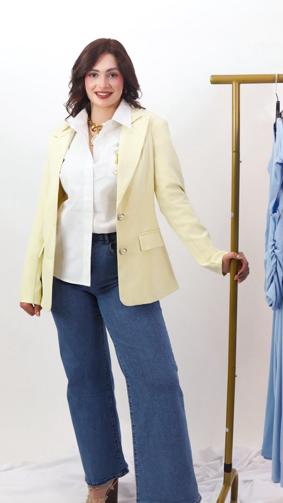 Blazer amarillo con detalles en la espalda